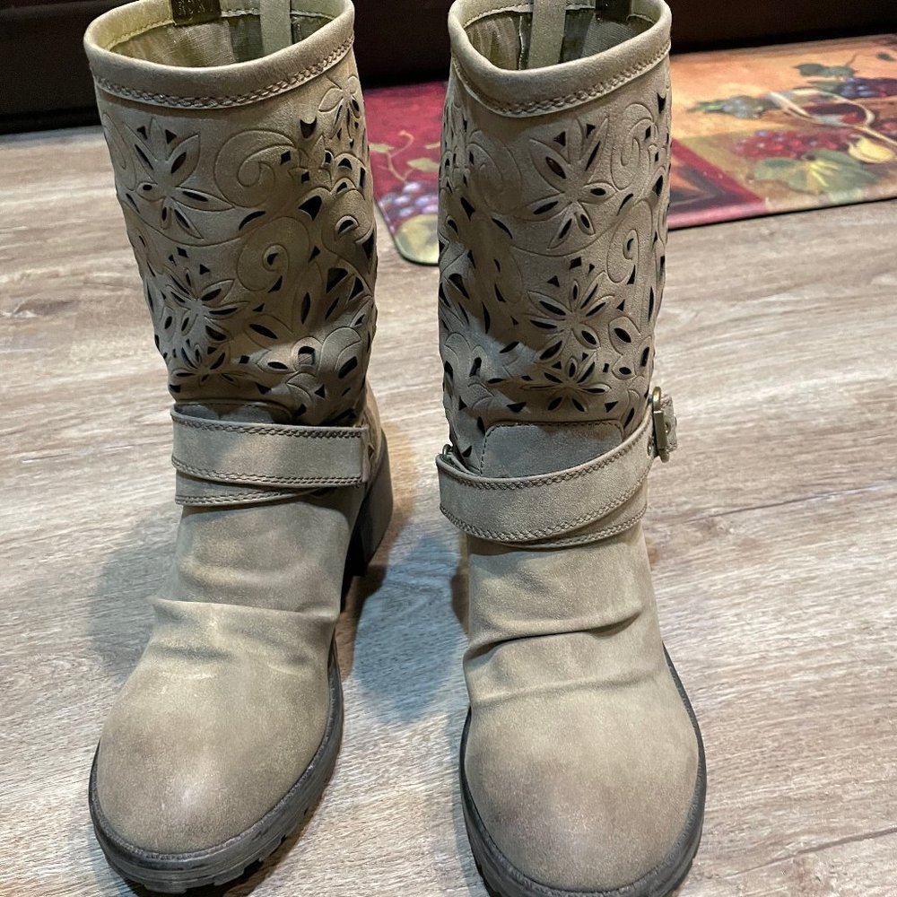 Roxy Boot